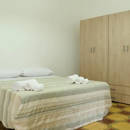 5 Minutes' Walk From The Beach, With Two Bedrooms Apartment *