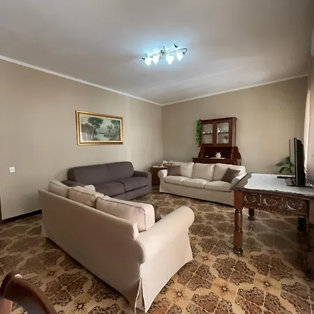 Apartment 5 Minutes' Walk From The Beach, With Two Bedrooms *