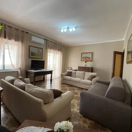 5 Minutes' Walk From The Beach, With Two Bedrooms *