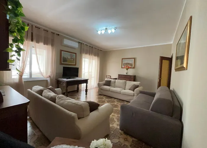 5 Minutes' Walk From The Beach, With Two Bedrooms *