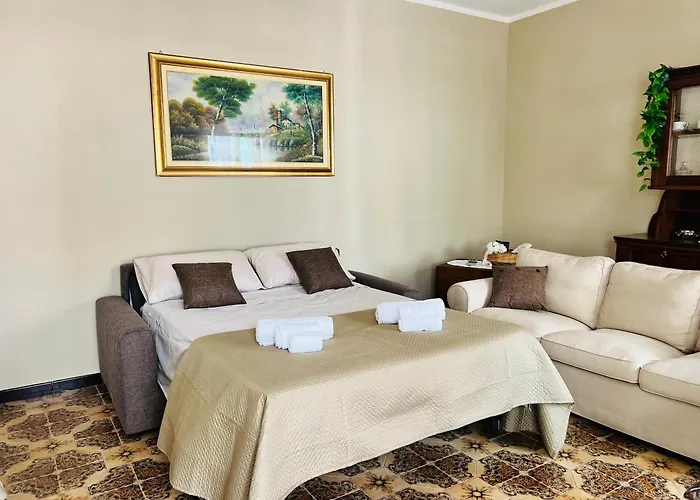 5 Minutes' Walk From The Beach, With Two Bedrooms *